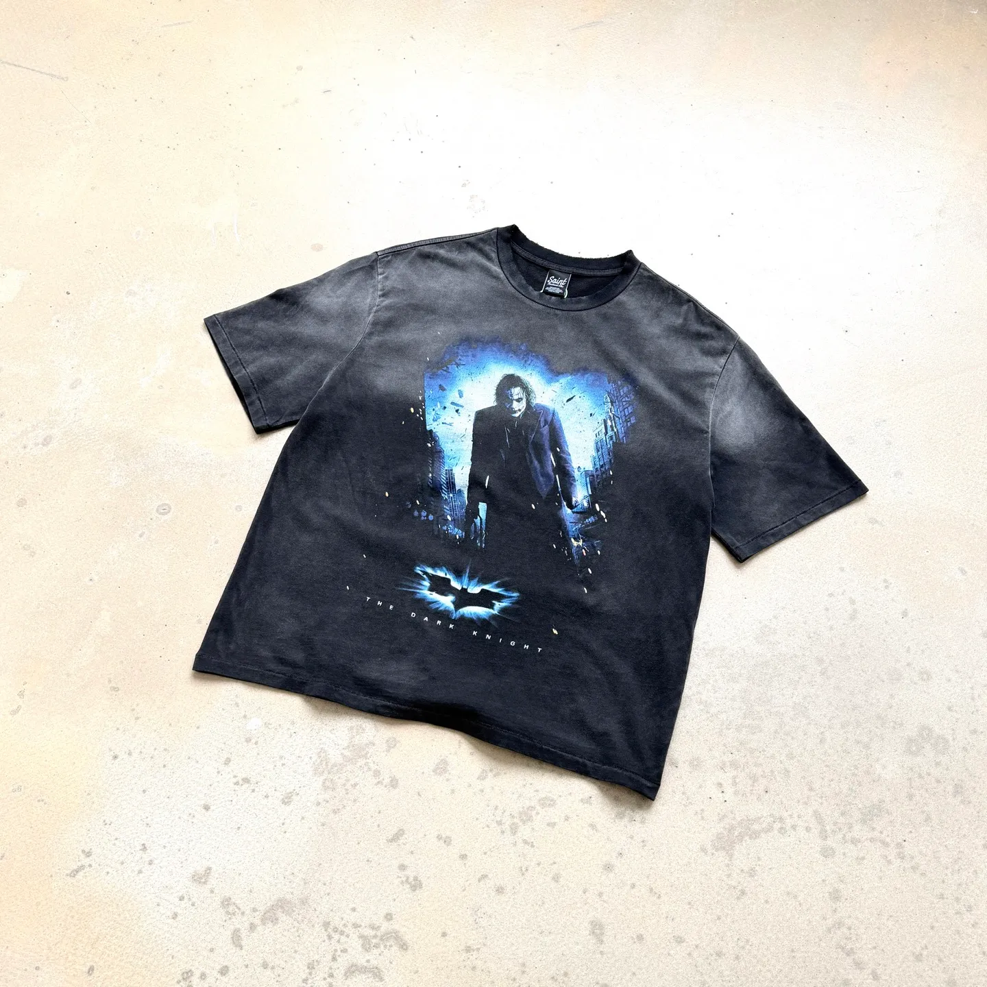P138 # CTS-113 [Same as Lu Han] Saint "Batman The Dark Knight Joker" limited edition. 260g heavyweight pure cotton fabric after washing. White ink direct-jet printing. Retro single-stitch heaven and earth needle crafts + heavy-duty spray wash + hand damage. Size: S M L XL. If Batman represents justice, Joker is the ultimate evil. Most criminals can always find legitimate reasons for doing bad things, for revenge, for power, for wealth... For Joker, these reasons are tantamount to degrading him. He believes that the city lacks a "classy criminal" like him.   Joker challenges human nature and spurns justice. In his view, any morality, rules, and goodness can be destroyed, and only a "little push" can make people who claim to be righteous follow his path.  “Everyone has the ability to do evil, but everyone also has the ability to do good.” “True heroism is to still love life after recognizing the essence of life.” Customized 260g gram weight 100% cotton special washed fabric that is consistent with the original. With the blessing of imitation sun-drying, heavy sandblasting and fading + edge grinding + Assute fermentation and washing, the cotton feel on the surface of the fabric is well presented. Both the texture and feel are ceiling level. After the ready-made garments undergo a series of heavy washing and distressing processes, the retro and high-end sense of the entire garment is directly to the top. The garment making process of the entire garment adopts Saint The most common and complex single-needle sewing process (commonly known as single-thread heaven and earth stitch) among vintage vintage brands such as Michael